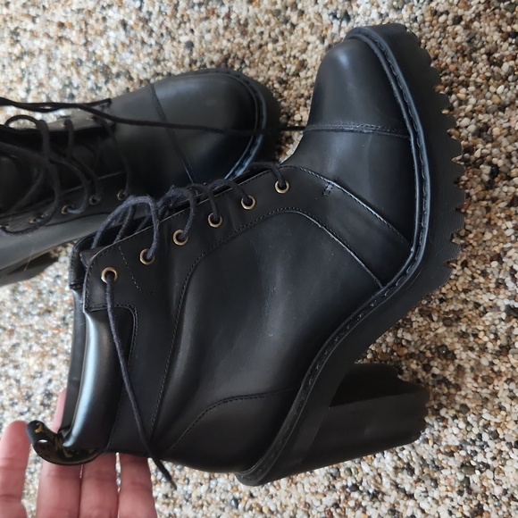 Dr. Martens Shoes - Dr. Martens Averil hiking boot, size 7